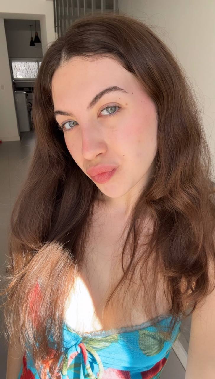 Nude girl Amber in Aleppo