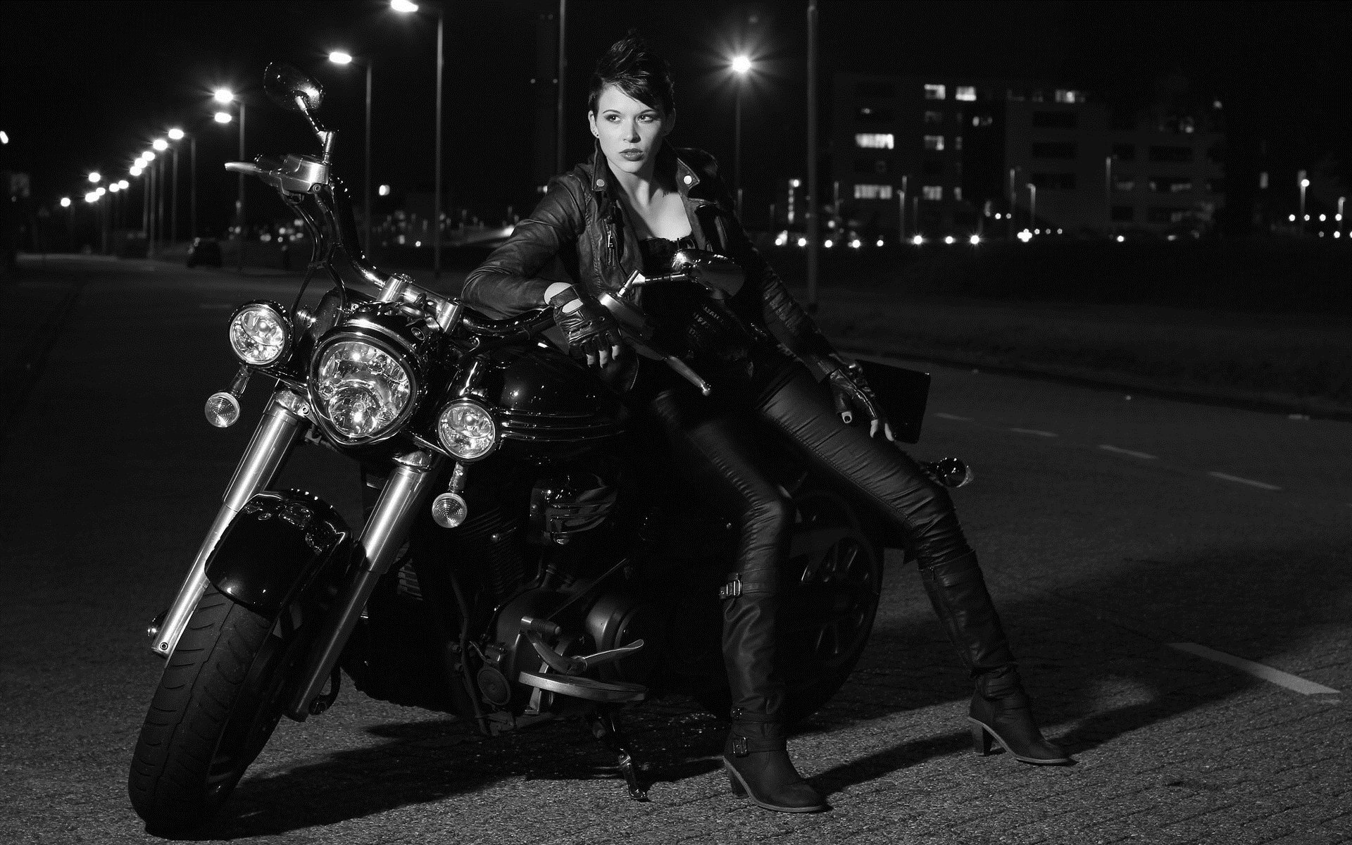 Photo Beautiful girls and motorcycles in Aleppo