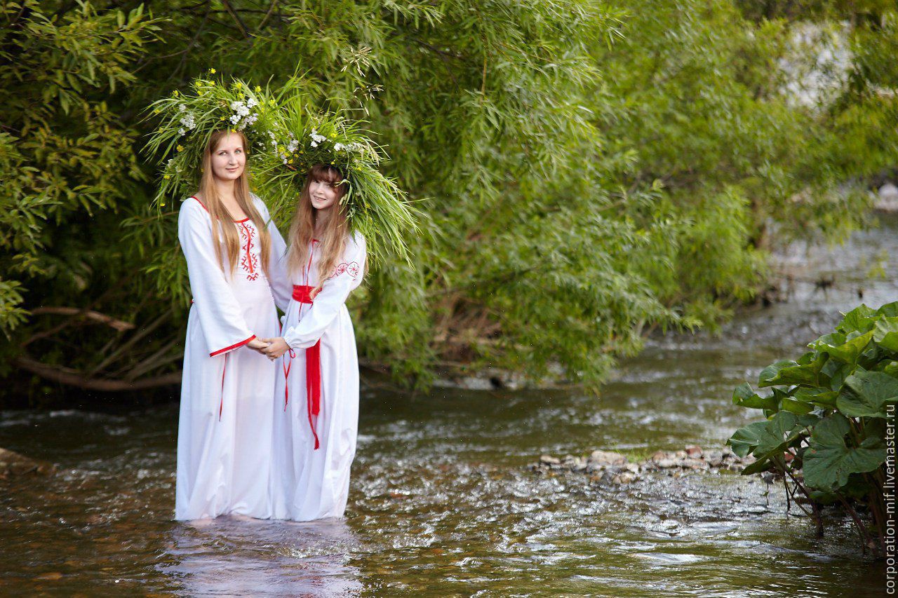 Women in Slavic costumes in Aleppo