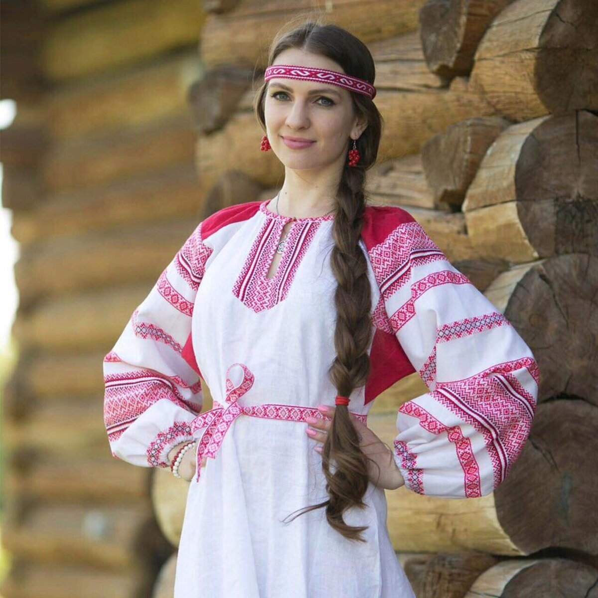 Girls in Slavic costumes in Aleppo