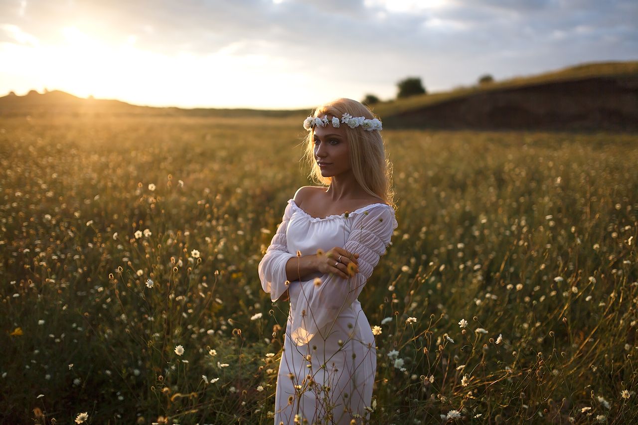 Girls in Slavic costumes in Aleppo