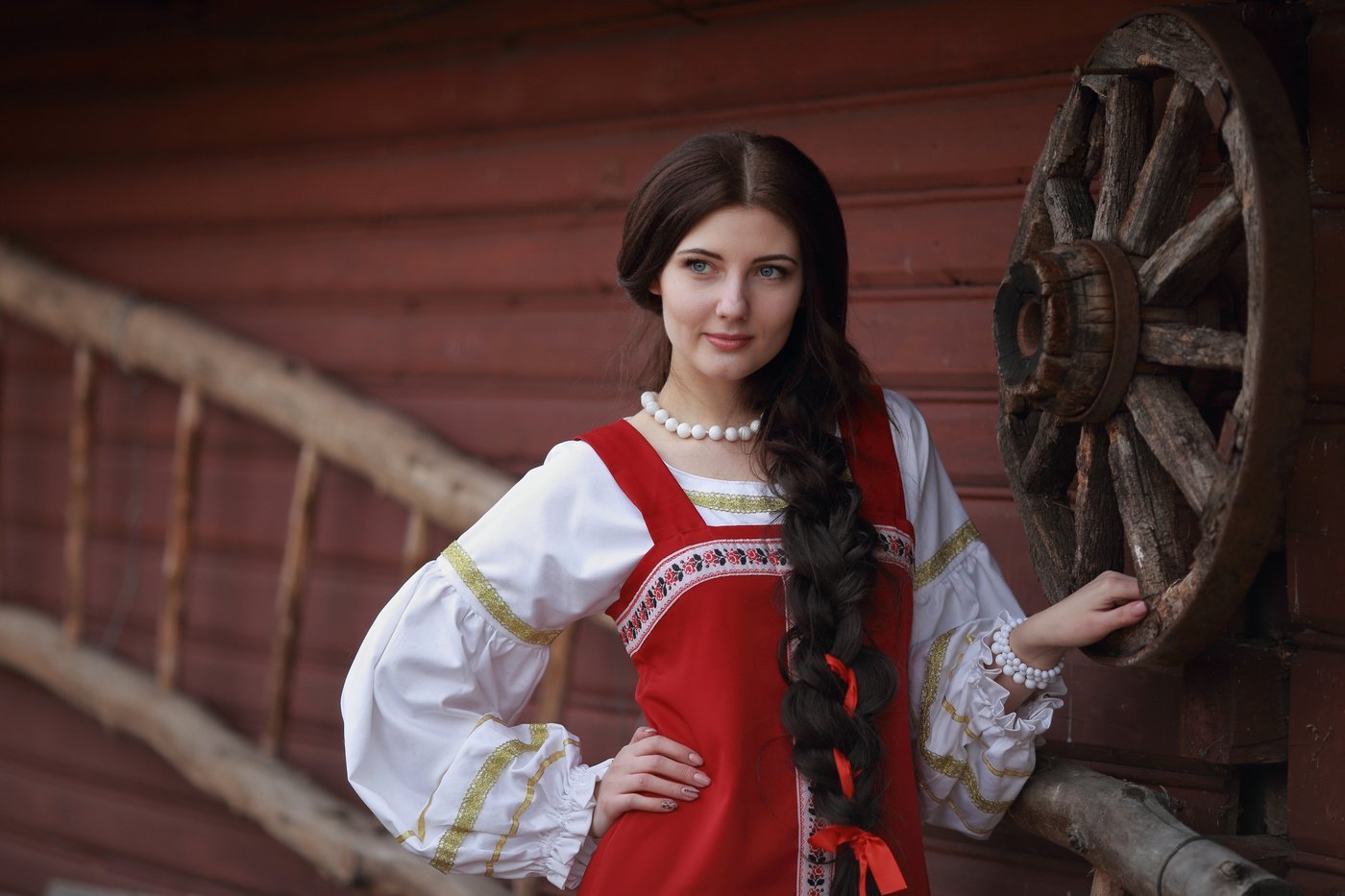 Girls in Slavic costumes in Aleppo