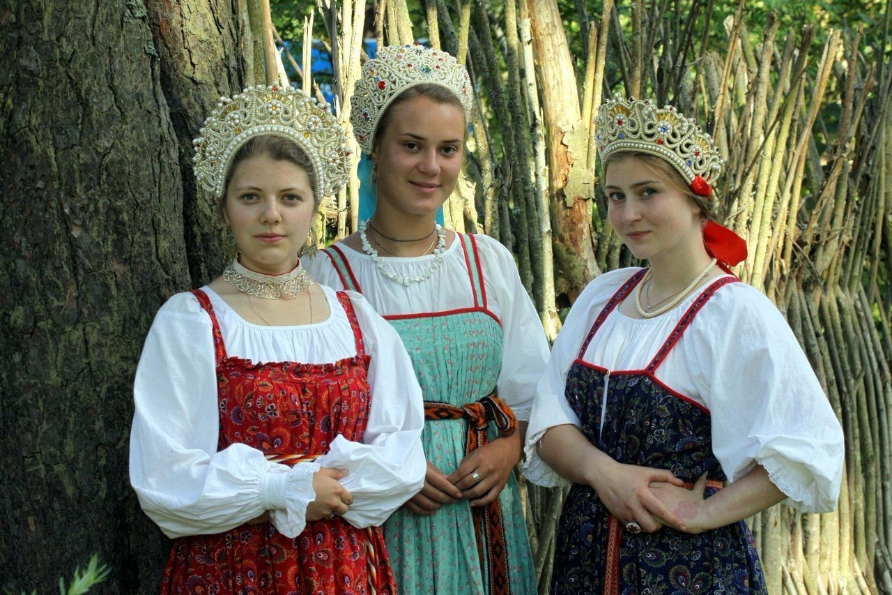 Sexy model Girls in Slavic costumes in Aleppo
